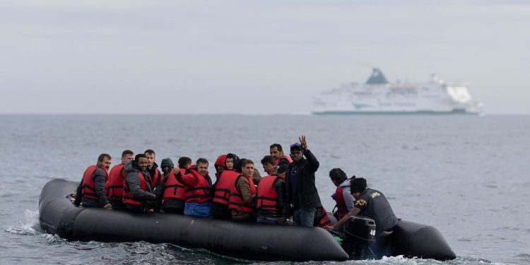 Mbretëria e Bashkuar vazhdon me masa ndaj emigrantëve, kushte më të rrepta për qëndrimin e tyre