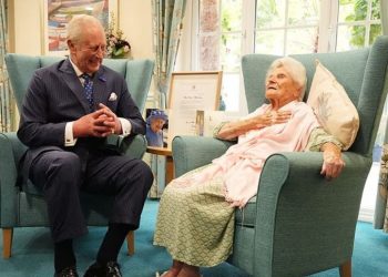 Mbreti Charles III takohet me personin më të vjetër në botë, që drejton makinën deri në 97 vjeçare.