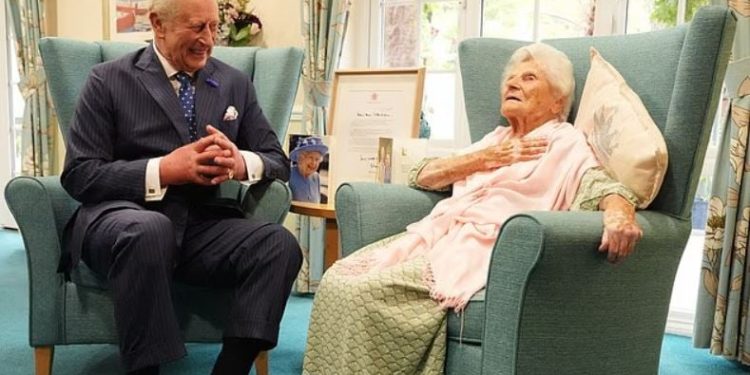 Mbreti Charles III takohet me personin më të vjetër në botë, që drejton makinën deri në 97 vjeçare.