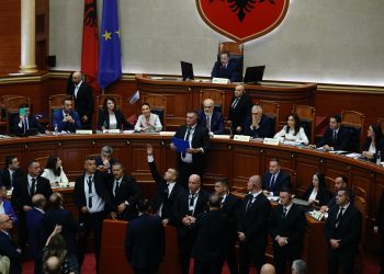 Mbyllet mbledhja urgjente në selinë blu, zbardhen tre vendimet e opozitës: Kërkojmë përsëritje të seancës dhe shkarkimin e Niko Peleshit.