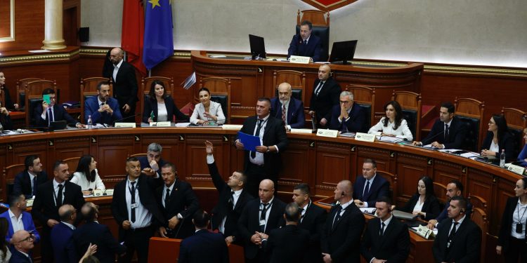 Mbyllet mbledhja urgjente në selinë blu, zbardhen tre vendimet e opozitës: Kërkojmë përsëritje të seancës dhe shkarkimin e Niko Peleshit.