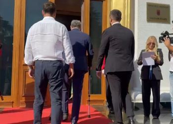 “Me pata të djathta, Spahia arrin në Kuvend me ndihmën e patericave”