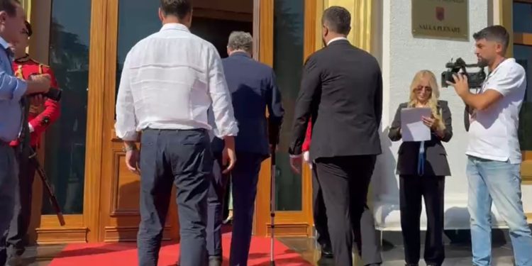 “Me pata të djathta, Spahia arrin në Kuvend me ndihmën e patericave”