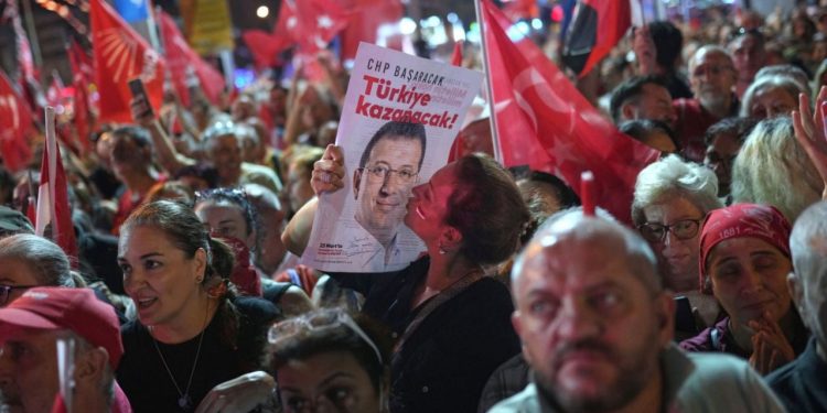 Më shumë se 50 mijë njerëz në protestën e opozitës në Ankara, lideri opozitar: Erdogan, a ke parë ndonjëherë një shesh të tillë?