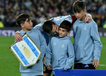 Mesi përfundon me emocion, ylli argjentinas brilloi me dy gola në ndeshjen e tij të fundit përpara tifozëve.