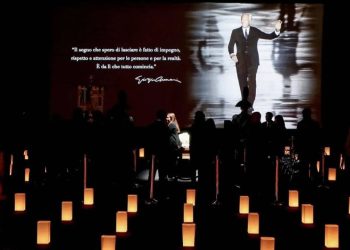 Mijëra qytetarë nderojnë Giorgio Armanin në homazhe/ Ikona e modës bëhet shpirt në banesën e fundit të hënën, Milano shpall një ditë zie.