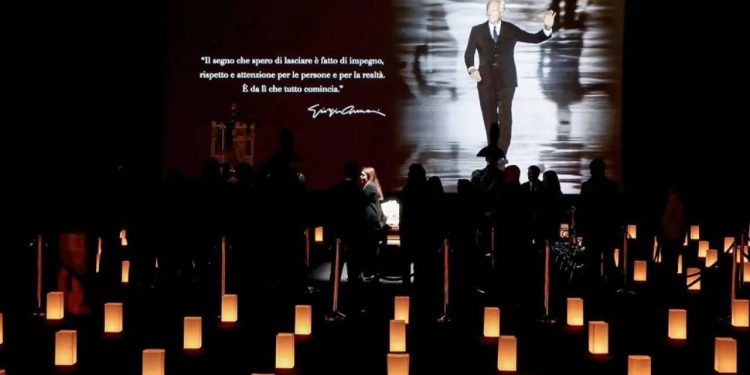 Mijëra qytetarë nderojnë Giorgio Armanin në homazhe/ Ikona e modës bëhet shpirt në banesën e fundit të hënën, Milano shpall një ditë zie.