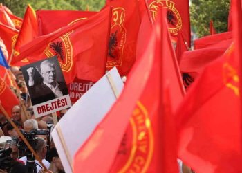 Mijëra shqiptarë protestojnë sot në Hagë, Rama ndan pamjet: Drejtësi për Kosovën dhe Çlirimtarët e saj.