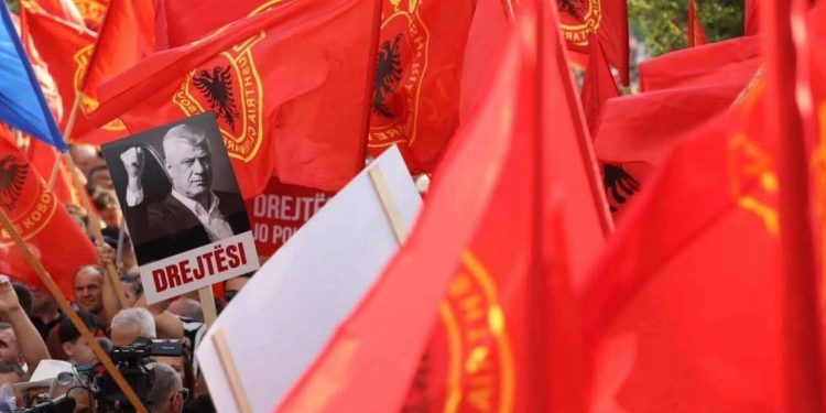 Mijëra shqiptarë protestojnë sot në Hagë, Rama ndan pamjet: Drejtësi për Kosovën dhe Çlirimtarët e saj.