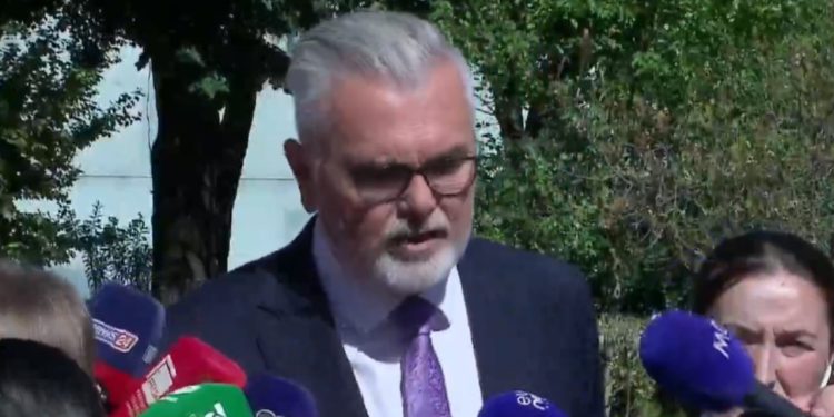 Ministri Gogu pas seancës ‘blic’: Opozita pengoi programin që qytetarët donin të ndiqnin, duke e gjuajtur Ramën me librin e Kushtetutës.