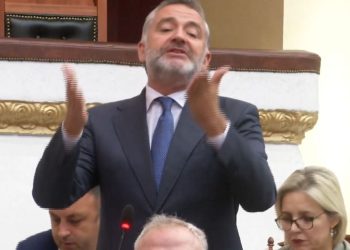“Mos pretendoni se jeni të fortë kur s’jeni”/ Klosi për opozitën: Ju që komenton për Diellën, sa herë publikon Berisha qytetarin digjital?