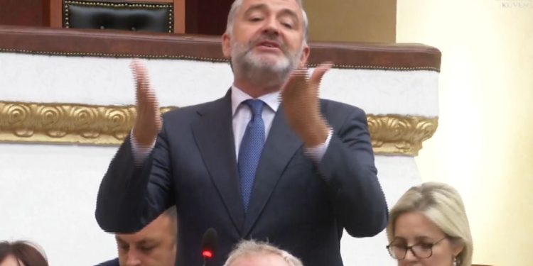 “Mos pretendoni se jeni të fortë kur s’jeni”/ Klosi për opozitën: Ju që komenton për Diellën, sa herë publikon Berisha qytetarin digjital?