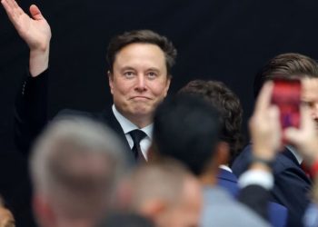 Musk merr pjesë në funeralin e Charlie Kirk, njerëzit e pranishëm njëzëri e përshëndetin me brohoritma.