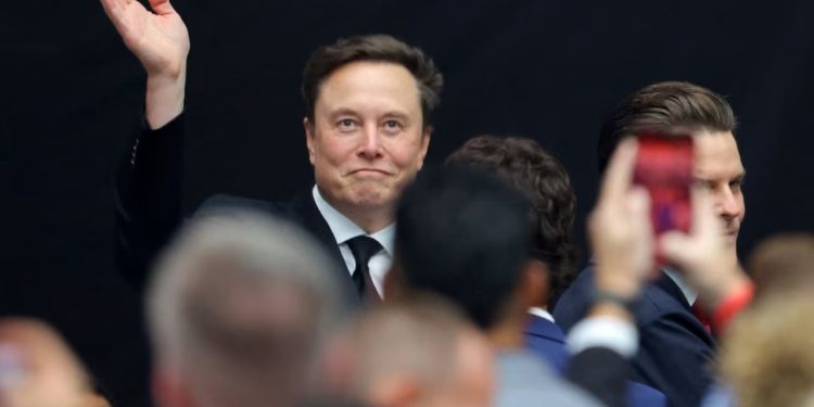 Musk merr pjesë në funeralin e Charlie Kirk, njerëzit e pranishëm njëzëri e përshëndetin me brohoritma.