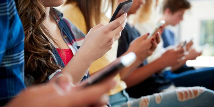 Ndalimi i telefonave dështon / Urdhri i ministrisë së Arsimit qëndron në letër, nxënësit e sjellin celularët në shkollë