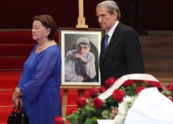 Nderimi për Dhimitër Anagnostin/ Berisha përkujton regjisorin, i shoqëruar nga bashkëshortja e tij.