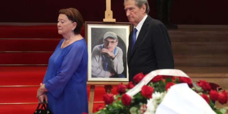 Nderimi për Dhimitër Anagnostin/ Berisha përkujton regjisorin, i shoqëruar nga bashkëshortja e tij.