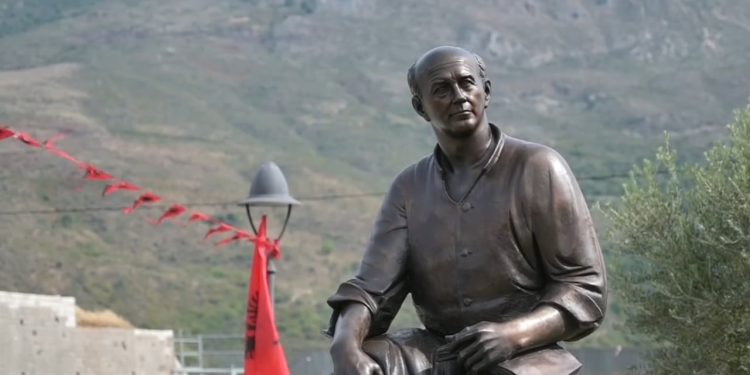 Nderimi për Petrit Rukën/ Poeti që kujtoi Tepelenën me poezinë e tij, shpërblen nga miqtë e artit dhe letërsisë.