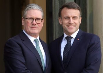 Ndërsa përballen me ekstrémizmin e djathtë, opinioni publik për Macron dhe Starmer vazhdon të pësojë rënie.