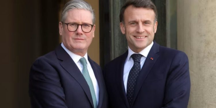 Ndërsa përballen me ekstrémizmin e djathtë, opinioni publik për Macron dhe Starmer vazhdon të pësojë rënie.