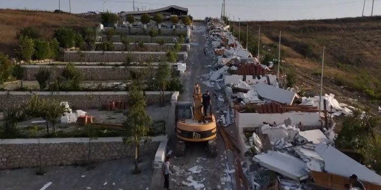 Ndërtimet e paligjshme në Kepin e Rodonit: Rama publikon pamjet, të gjitha strukturat u larguan nga “tokat e xanun”.