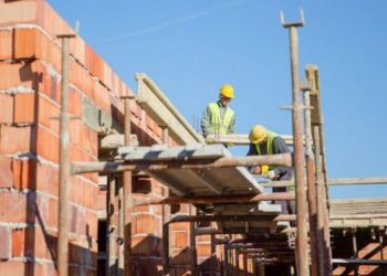 Ndërtimi nën Sfidë: Ekspertët paralajmërojnë për kostot e pagave dhe makinerive - shpenzimet për punëtorët arrijnë nivele të larta.