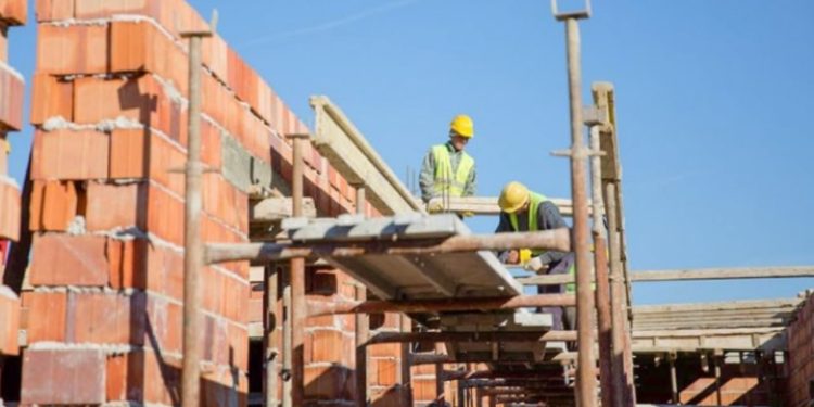Ndërtimi nën Sfidë: Ekspertët paralajmërojnë për kostot e pagave dhe makinerive - shpenzimet për punëtorët arrijnë nivele të larta.