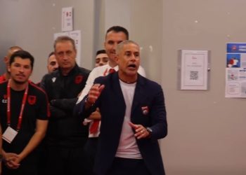 “Ndiej keqardhje për ata që nuk luajnë, është një ndjenjë e pakëndshme”/ Shfaqen pamjet e mesazhit të Sylvinhos për lojtarët pas ndeshjes me Letoninë.