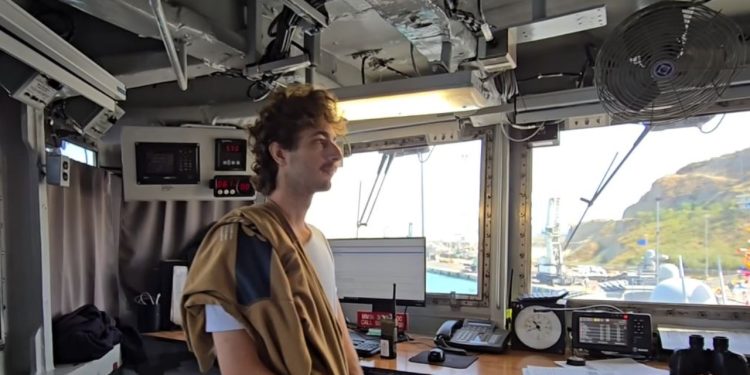 Në bordin e "pentagonit" të lundrueshëm, historia e një 23-vjeçari nga Teksasi që shërben në anijen ushtarake që vizitoi Shqipërinë.