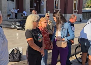 “Ne nuk duam të largohemi nga kabinat”/ Protesta e banorëve në Durrës, që jetojnë të strehuar që prej vitit 1991