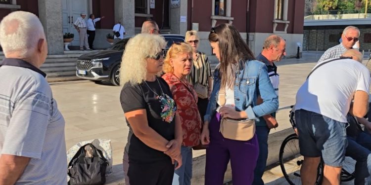 “Ne nuk duam të largohemi nga kabinat”/ Protesta e banorëve në Durrës, që jetojnë të strehuar që prej vitit 1991