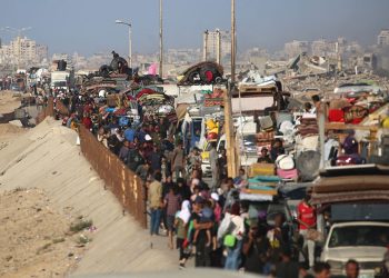 “Ne nuk duam të vdesim”: Fluksi i madh i palestinezëve që largohen nga Gaza e shkatërruar, pasojat e bombardimeve izraelite janë në çdo cep.