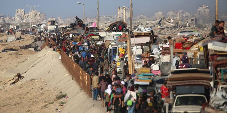 “Ne nuk duam të vdesim”: Fluksi i madh i palestinezëve që largohen nga Gaza e shkatërruar, pasojat e bombardimeve izraelite janë në çdo cep.