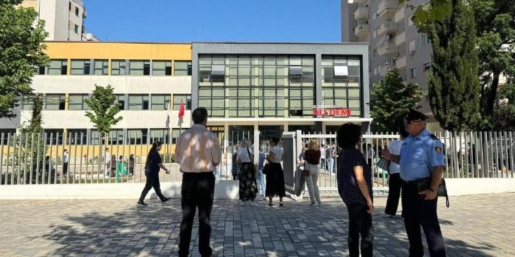 Në prag të vitit të ri shkollor, Drejtoria e Rendit Publik njofton masat për sigurimin e ambienteve arsimore.