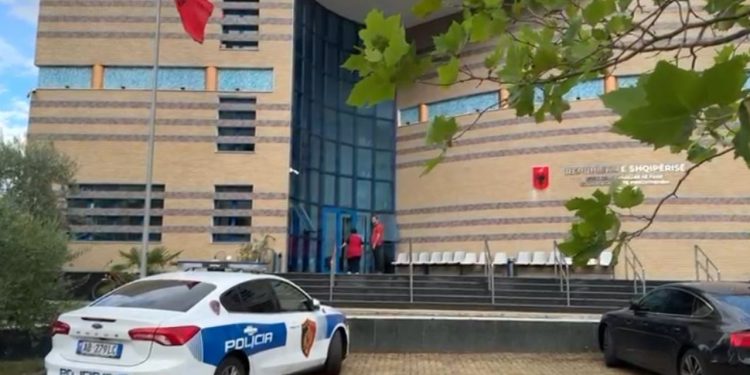Nën masa të larta sigurie, arrin në gjykatën e Shkodrës i dyshuari për masakrën me dy të vdekur dhe dy të plagosur.