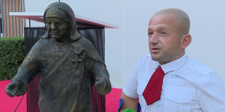 "Nënë Tereza më ofroi një mundësi të re”, historia e burrit me nanizëm/ Arkiva zbulon detaje nga vizita e parë e shenjtores në Shqipëri në vitin 1989.