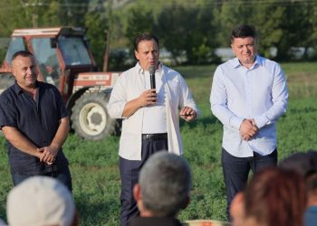 Nënkryetari Sulaj organizon takim në Baldushk, thirrje për fermerët: Bashkohuni në projekte dhe eksportoni produktet tuaja.