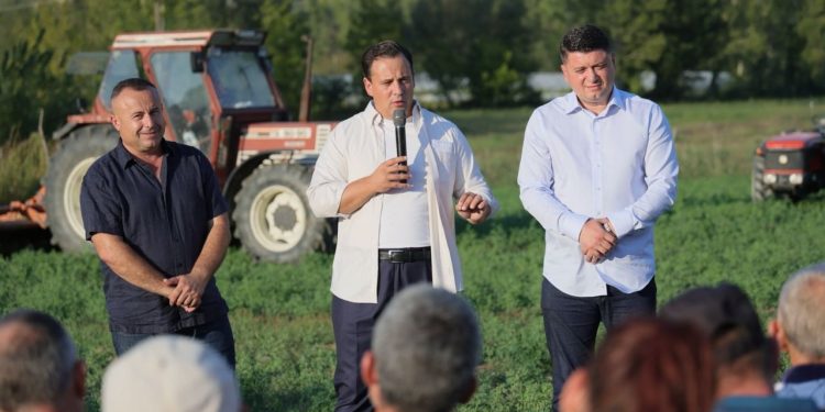 Nënkryetari Sulaj organizon takim në Baldushk, thirrje për fermerët: Bashkohuni në projekte dhe eksportoni produktet tuaja.