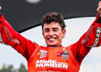 Nga dhimbjet te majat e MotoGP: Marc Marquez bën historinë, shpallet kampion bote për herë të nëntë dhe arrin legjendën Rossi.