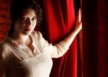 Nga punonjëse seksi në politikë: Deputetja Anna Kontula e Finlandës ndan përvojat e saj të kaluara 
Deputetja finlandeze Anna Kontula, njënga zërat më të njohur të majtë në Parlamentin e Finlandës, zbulon për herë të parë publikisht se ka punuar si eskortë për gati dy dekada para se të angazhohej në politikë.