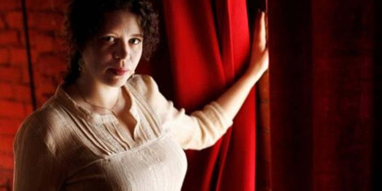 Nga punonjëse seksi në politikë: Deputetja Anna Kontula e Finlandës ndan përvojat e saj të kaluara 
Deputetja finlandeze Anna Kontula, njënga zërat më të njohur të majtë në Parlamentin e Finlandës, zbulon për herë të parë publikisht se ka punuar si eskortë për gati dy dekada para se të angazhohej në politikë.