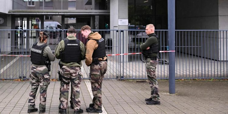 Ngjarje e dhunshme në një shkollë në Francë, një nxënës 14-vjeçar plagos mësuesen me thikë.