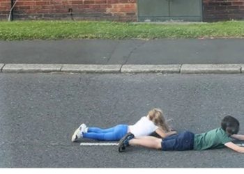 Ngjarje e rëndë në Selanik: Fëmijët 1 dhe 2 vjeç zbulohet në rrugë, arrestohen prindërit shqiptarë.