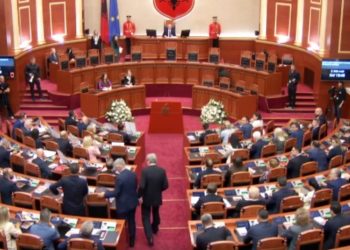 Ngrihet komisioni i përkohshëm për verifikimin e mandateve, seanca e parë në Kuvend mbyllet pas pak minutash.