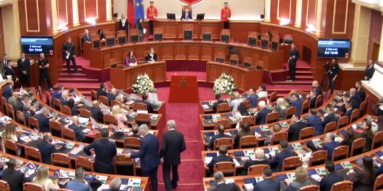 Ngrihet komisioni i përkohshëm për verifikimin e mandateve, seanca e parë në Kuvend mbyllet pas pak minutash.