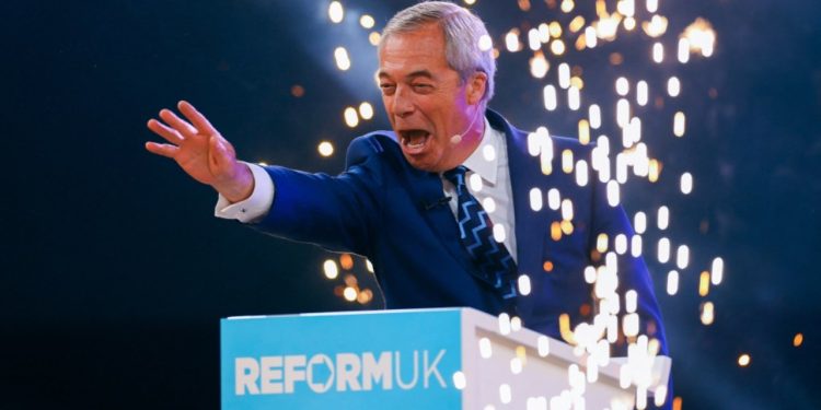 Nigel Farage bën deklaratën e fortë në konferencë: Anijet me emigrantë do të ndalojnë brenda dy javëve pas marrjes së detyrës si kryeministër.