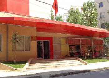 Nisin ndryshimet në Shëndetësi, largohet drejtori i FSDKSh, ja kush pritet të jetë pasuesi i tij.