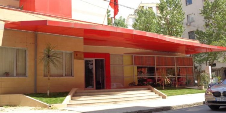 Nisin ndryshimet në Shëndetësi, largohet drejtori i FSDKSh, ja kush pritet të jetë pasuesi i tij.