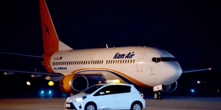 Një 13-vjeçar afgan udhëton në mënyrë të frikshme duke u fshehur në rrotat e avionit drejt Indisë