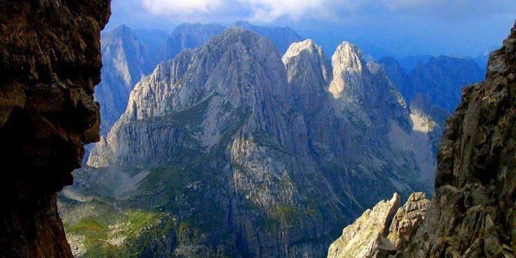 Një 40-vjeçar bie nga lartësia në Kelmend dhe humb jetën.